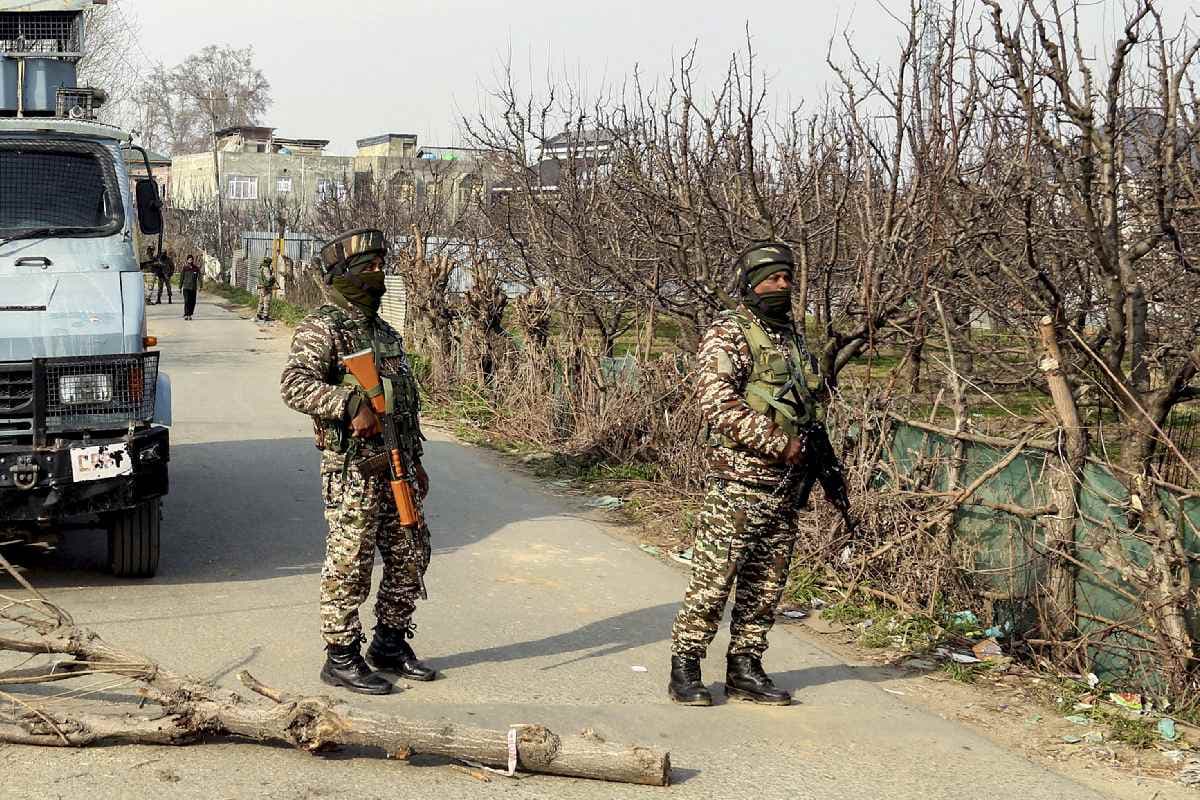 जम्मू-कश्मीर में पाकिस्तानी आतंकी ढेर, सेना ने घेरकर मारा