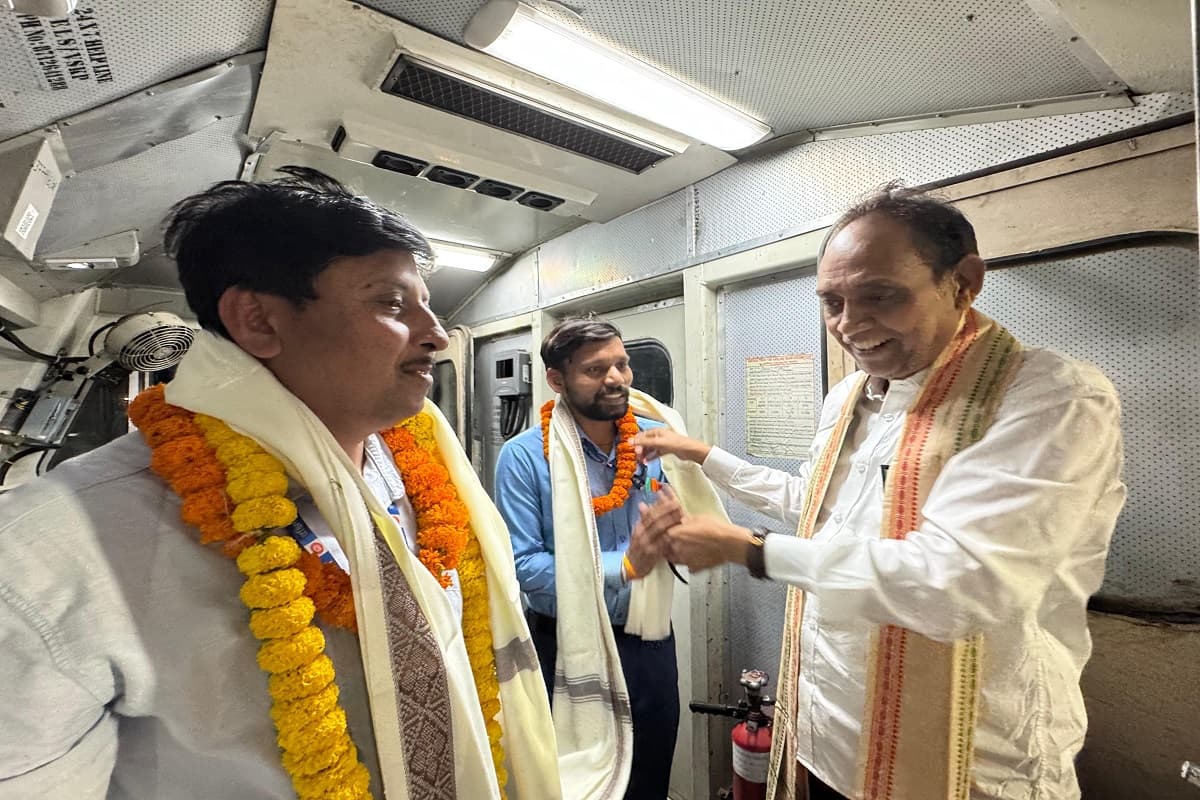 जमशेदपुर के राखा माइंस स्टेशन पर भी ठहरेगी उत्कल एक्सप्रेस, सांसद ने दिखाई हरी झंडी