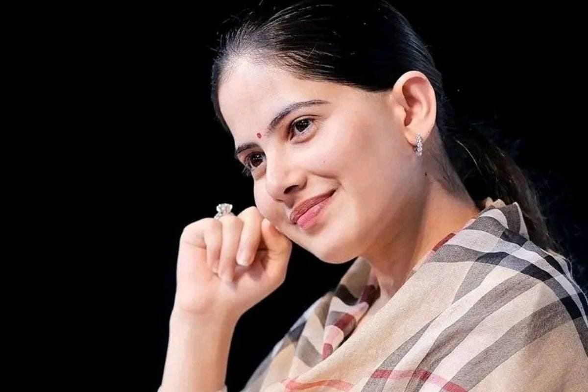 मोबाइल और सोशल मीडिया बना रहे हैं आपको कमजोर? जानिए जया किशोरी जी का चेतावनी भरा संदेश