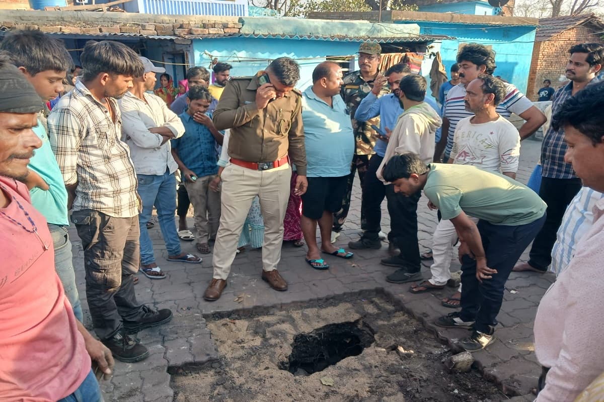 धनबाद के झरिया के भौंरा 6 नंबर में जमीन धंसी, गोफ बनने से मची अफरा-तफरी