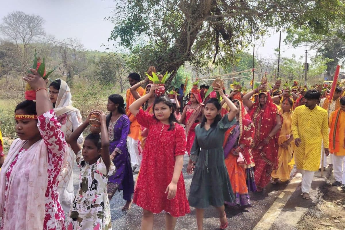 जोन्हा में भक्तिमय हुआ माहौल, 1111 महिलाओं ने निकाली भव्य कलश यात्रा; राम कथा का शुभारंभ