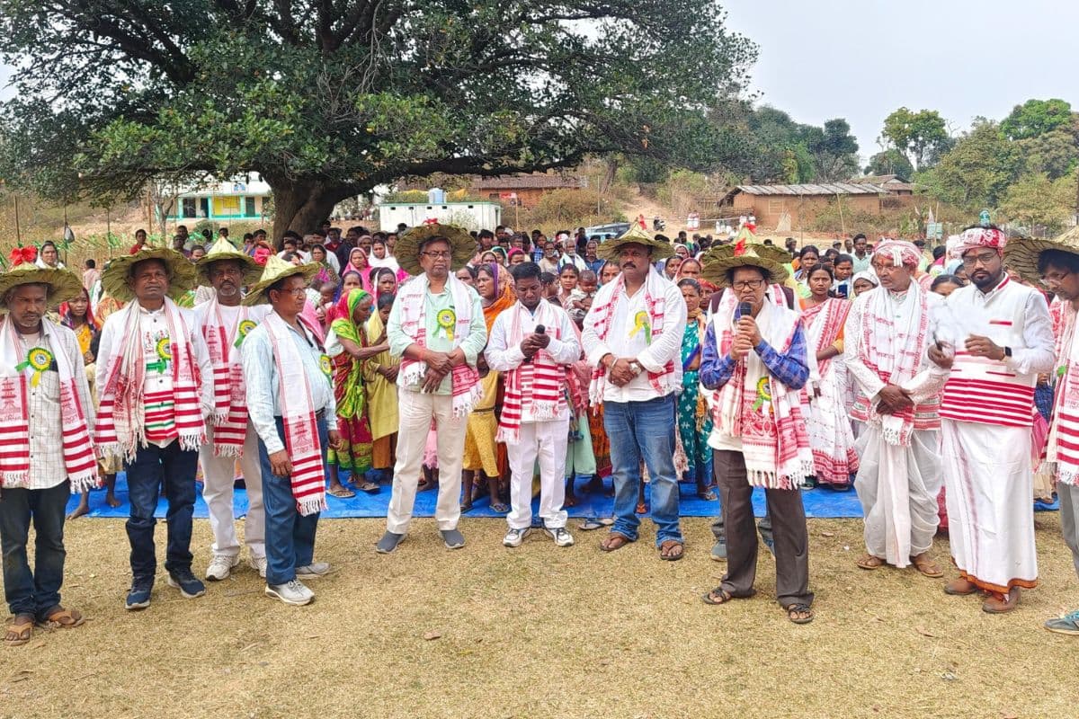 Saraikela: रायसिंदरी में वनाधिकार पत्थलगड़ी का 15वां स्थापना दिवस मना, सांसद-विधायक रहे मौजूद