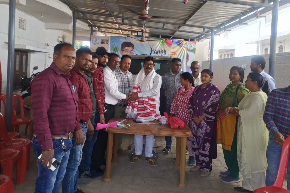 Ranchi: मनरेगाकर्मियों ने कांके विधायक को सौंपा मांगपत्र, लगाई मदद की गुहार