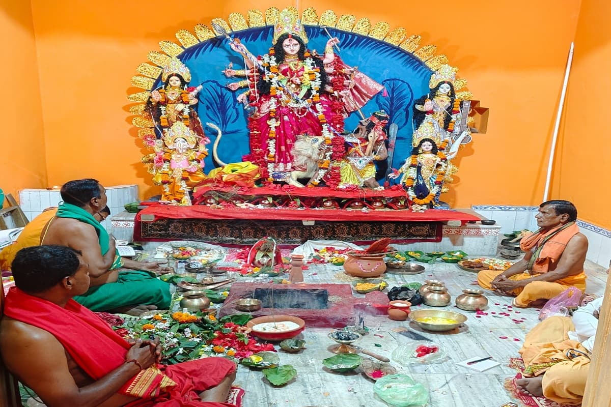खरसावां में वैदिक मंत्रोच्चारण के साथ मां बासंती दुर्गा पूजा शुरू, 1903 से हो रही आराधना