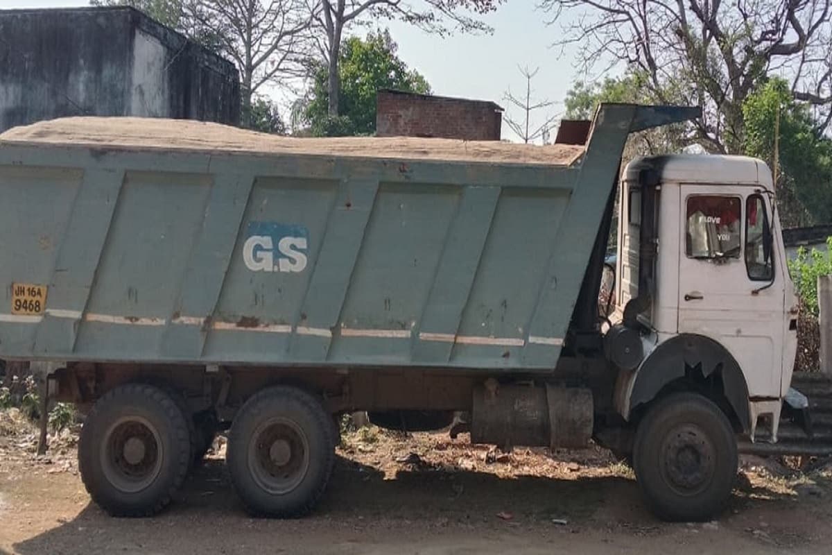 Illegal Sand Mining: खरसावां में बालू की अवैध ढुलाई पर पुलिस का शिकंजा, दो हाइवा जब्त