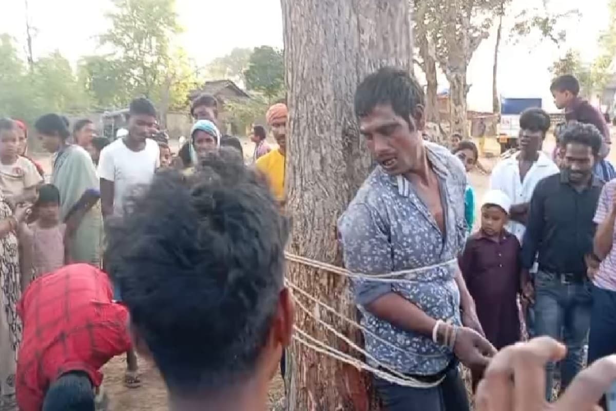 खूंटी के सोदे गांव में बच्चा चोरी के शक में युवक की पिटाई, पुलिस ने बचाई जान