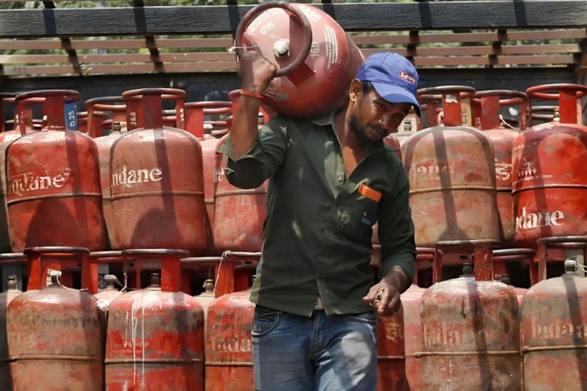 पटना में गैस सिलेंडर को लेकर अफरातफरी, 1.8 लाख का बैकलॉग, सप्लाई से ज्यादा बुकिंग