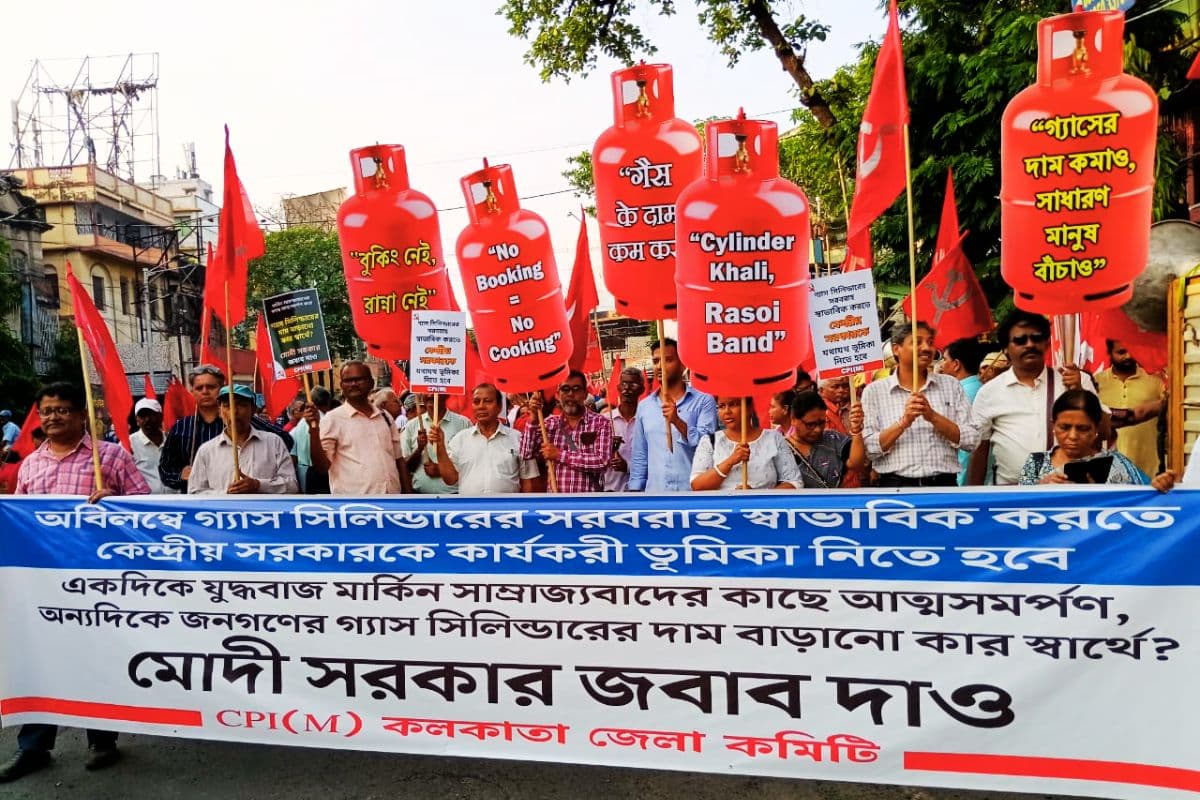 बंगाल में LPG केंद्रों पर लंबी कतारें, कांग्रेस, माकपा और टीएमसी ने किया प्रदर्शन
