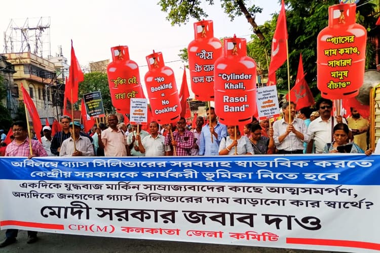 बंगाल में LPG केंद्रों पर लंबी कतारें, कांग्रेस, माकपा और टीएमसी ने किया प्रदर्शन