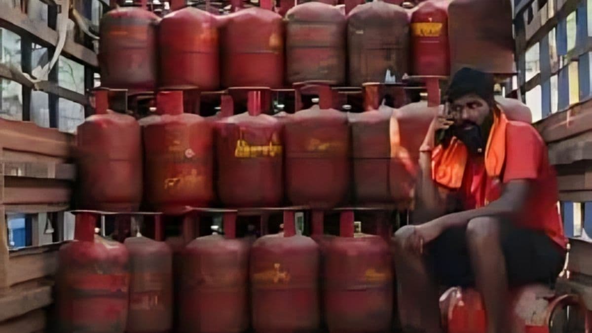 गैस सिलेंडर शिकायतों के लिए DM ने जारी किया 24x7 हेल्पलाइन नंबर, अब एक कॉल पर होगी कार्रवाई