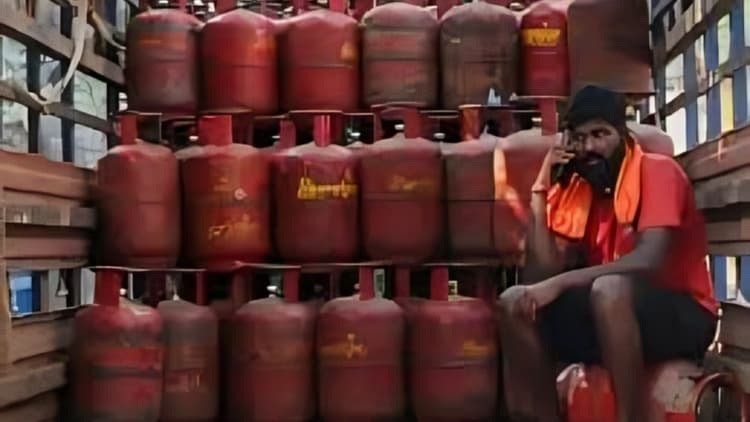 गैस सिलेंडर शिकायतों के लिए DM ने जारी किया 24x7 हेल्पलाइन नंबर, अब एक कॉल पर होगी कार्रवाई