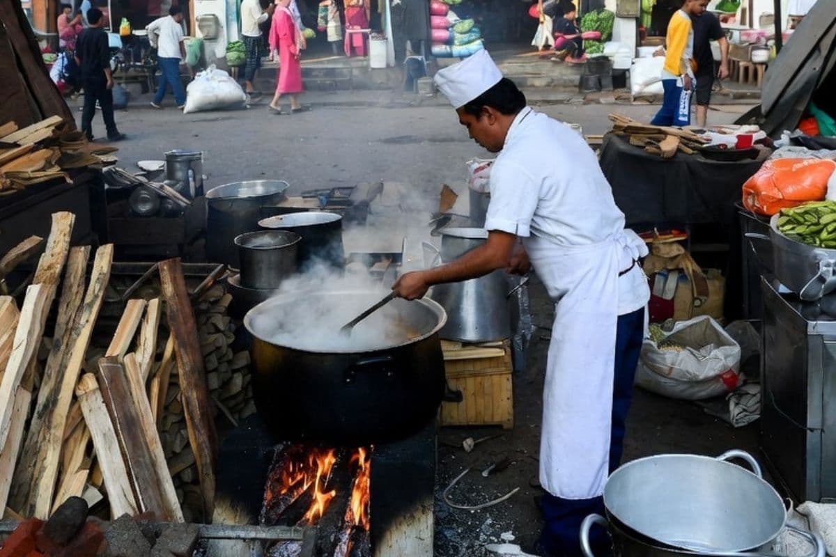 एलपीजी संकट: होटल-रेस्तरां लकड़ी-कोयले पर लौटे, रसोई में हाहाकार!