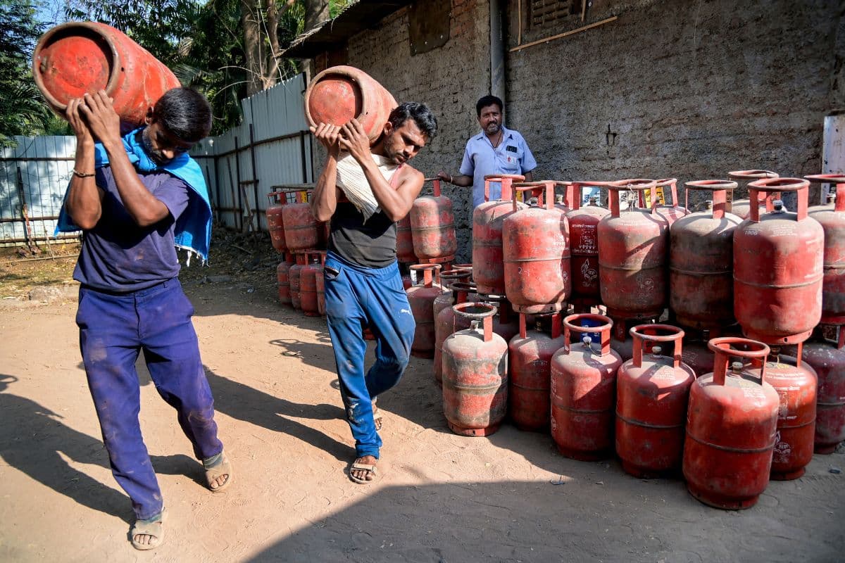 LPG Crisis: रांची में LPG को लेकर हंगामा! बुकिंग बंद, डिलीवरी गायब; लोग परेशान