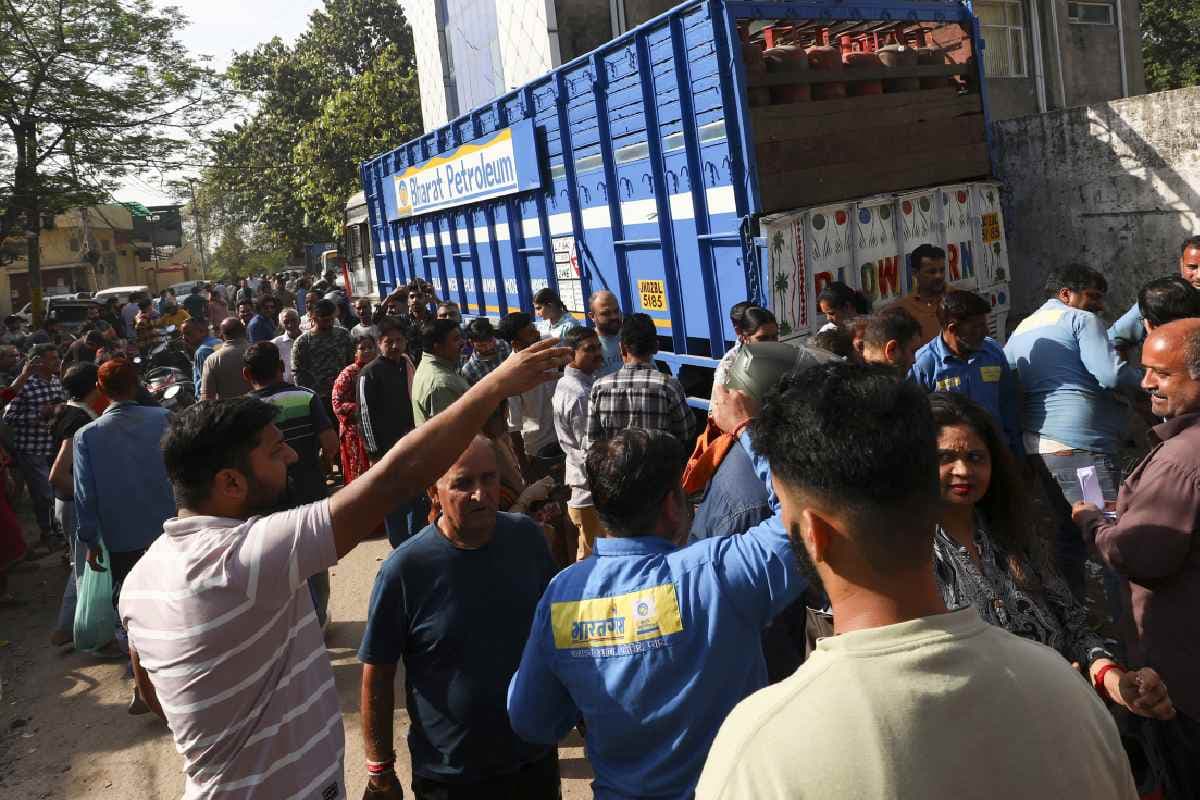 LPG Cylinder Crisis : गैस एजेंसी पर फूटा महिलाओं का गुस्सा, सड़क जाम, जमकर हंगामा