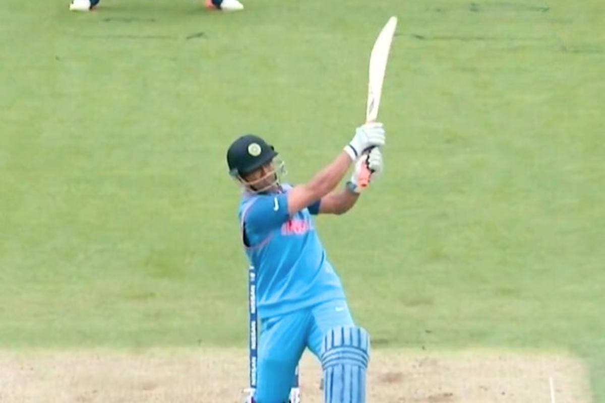 क्या धोनी ने जानबूझकर एस श्रीराम को मारकर हाथ काट दिया था?