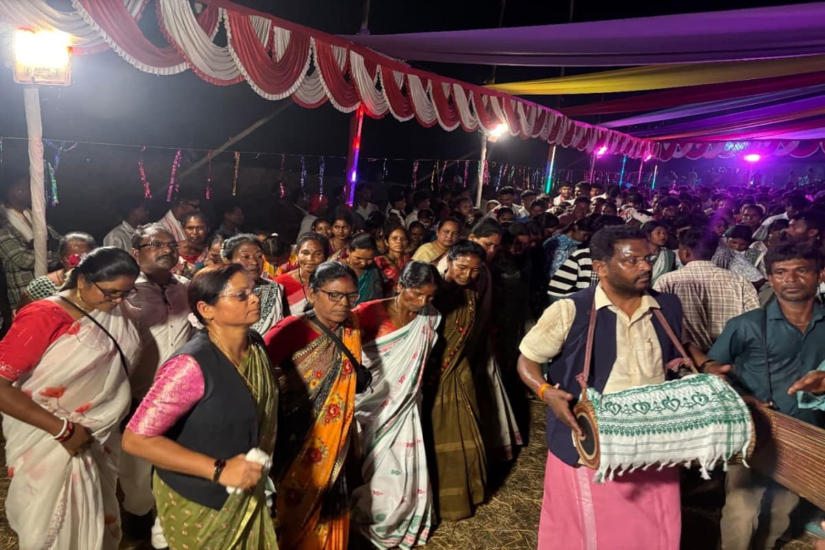 कोल्हान के गांवों में ‘मागे पोरोब’ की धूम, देशाउली में मांदर की थाप पर ग्रामीणों ने किया डांस