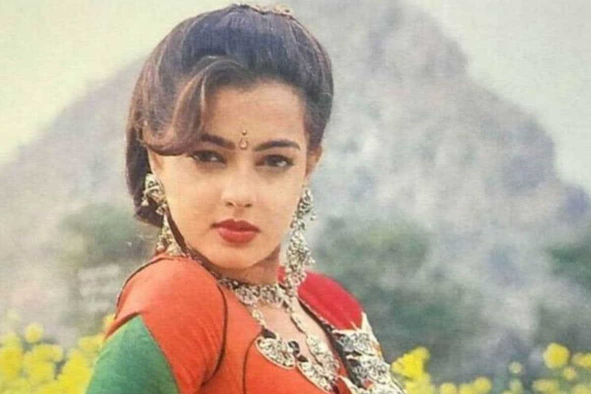 25 साल बाद ममता कुलकर्णी की स्क्रीन पर वापसी, झलक देख फैंस हुए हैरान