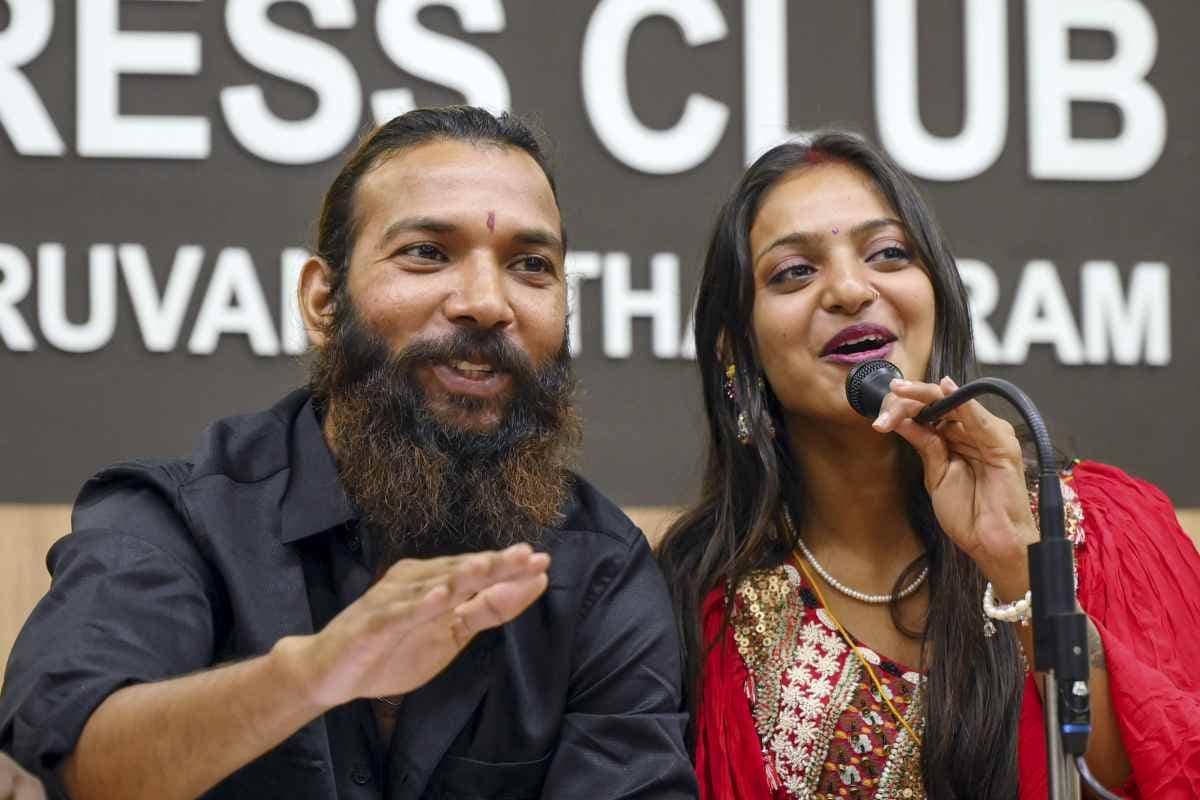 वायरल गर्ल मोनालिसा की शादी को किसने बताया ‘लव जिहाद’ ?