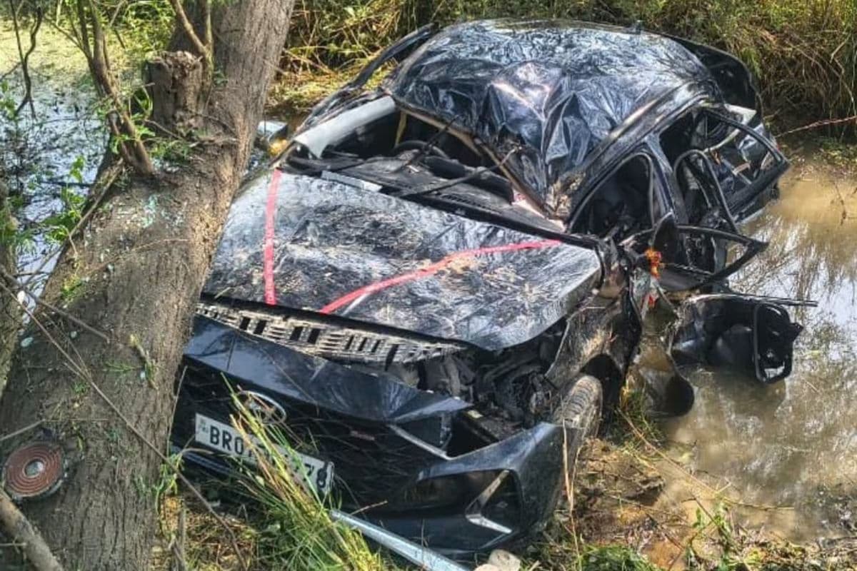 नालंदा में भीषण सड़क हादसा, गड्ढे में गिरी तेज रफ्तार कार, 2 इंजीनियरिंग छात्रों की मौत