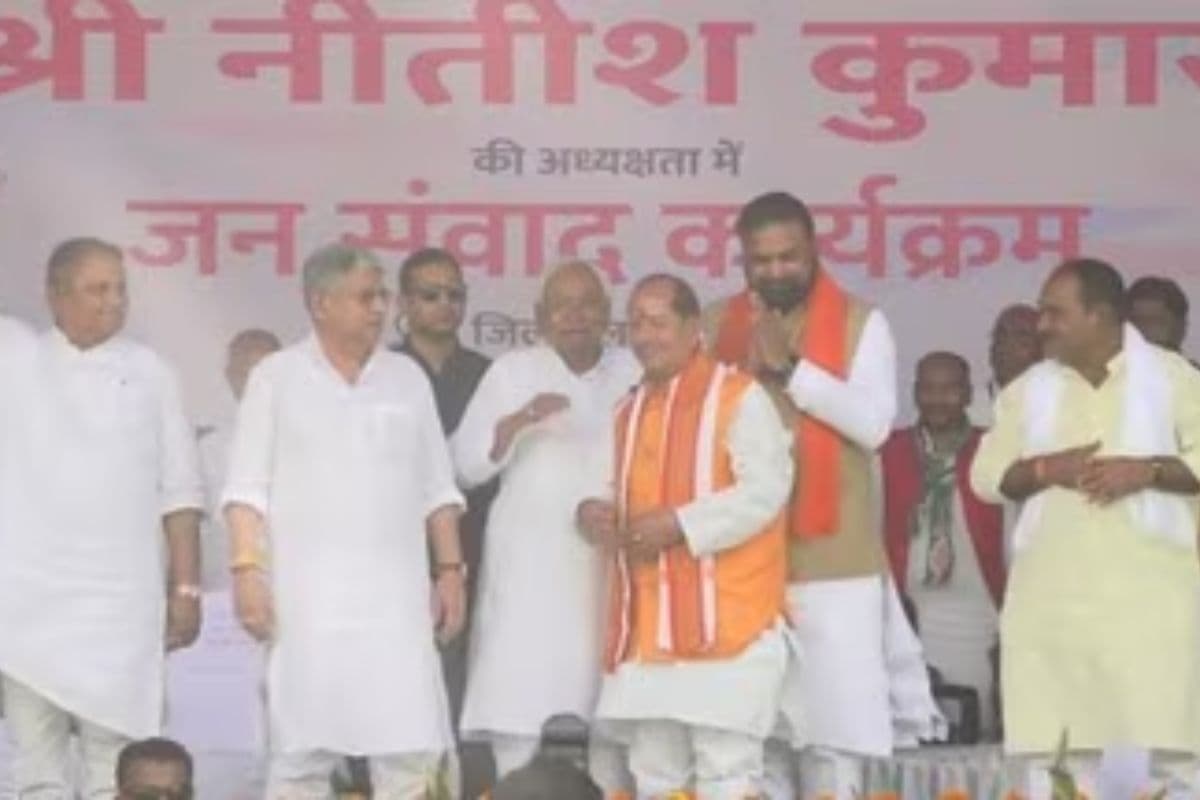 सम्राट चौधरी या विजय सिन्हा? लखीसराय के मंच पर नीतीश के हाथ ने बढ़ाई धड़कनें