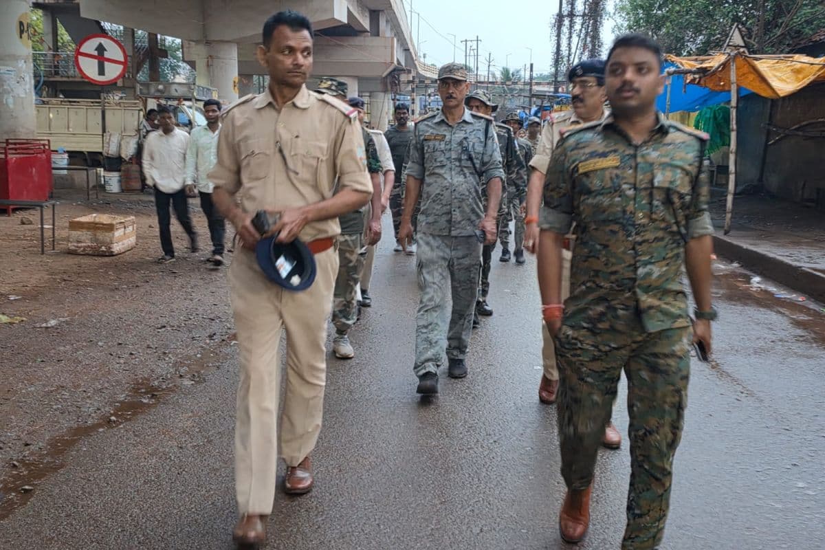 नोवामुंडी में ईद और सरहुल से पहले पुलिस का फ्लैग मार्च, सुरक्षा टाइट