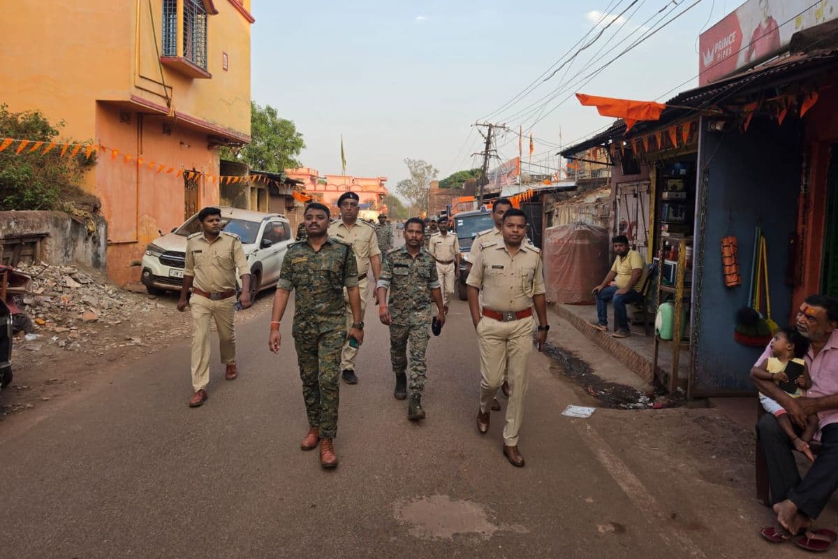 फ्लैग मार्च करती पुलिस फ्लैग मार्च करती पुलिस