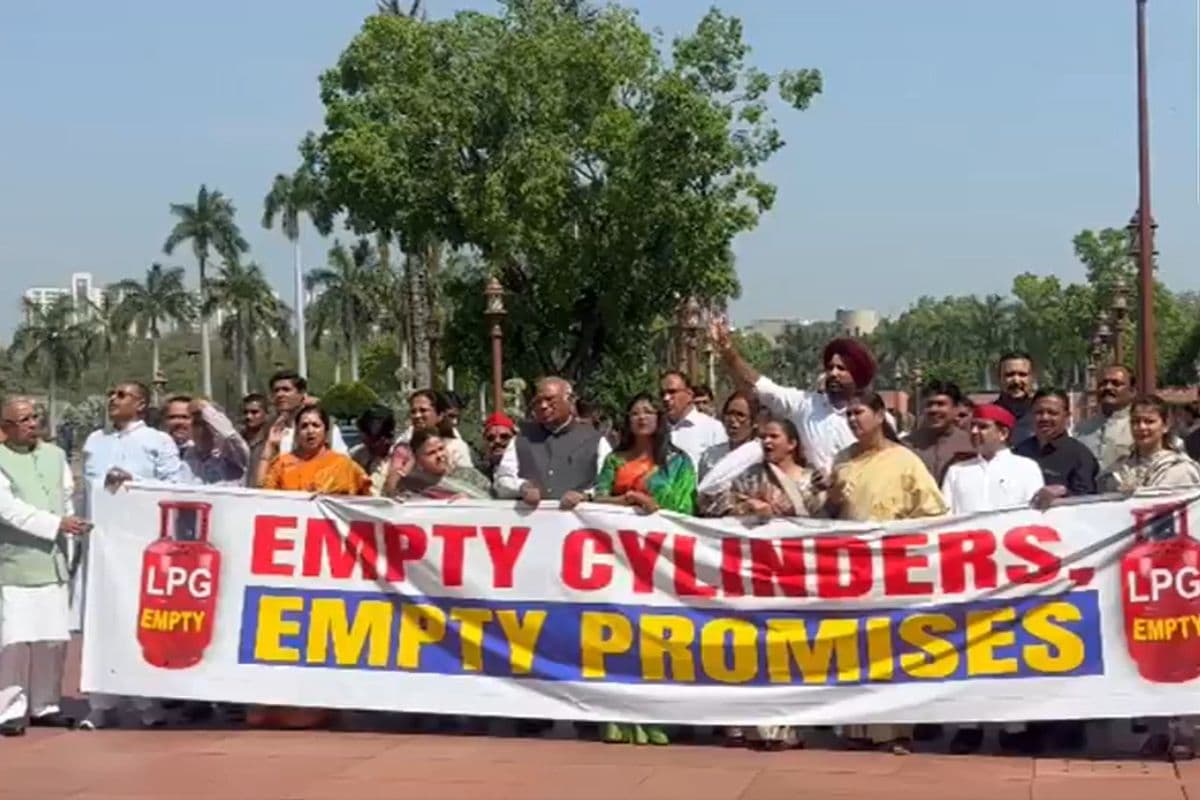 विपक्ष ने एलपीजी संकट पर संसद परिसर में किया प्रदर्शन, कहा- एम्पिटी सिलेंडर, एम्पिटी प्रॉमिसेस