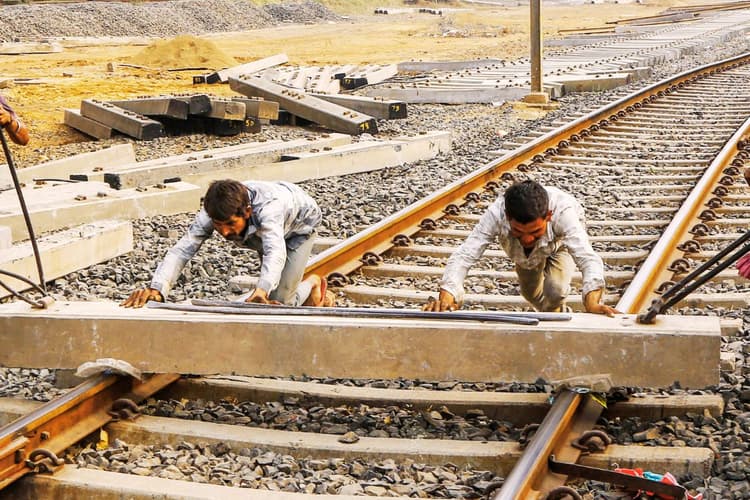 कोलकाता आने से पहले पीएम मोदी ने बंगाल को दी रेल प्रोजेक्ट की सौगात, झारखंड को भी होगा फायदा