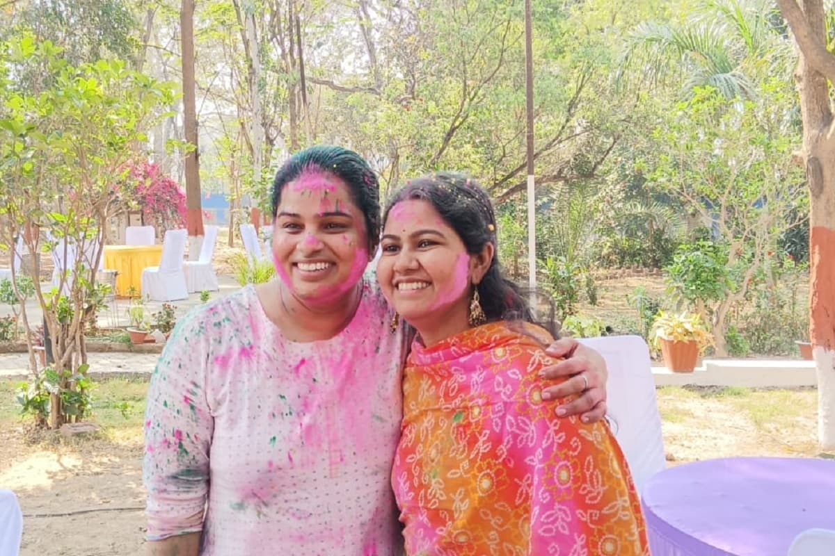 पलामू डीसी और एसपी ने कर्मचारियों संग खेली होली, आईजी-डीआईजी के घर पर भी गई टोली