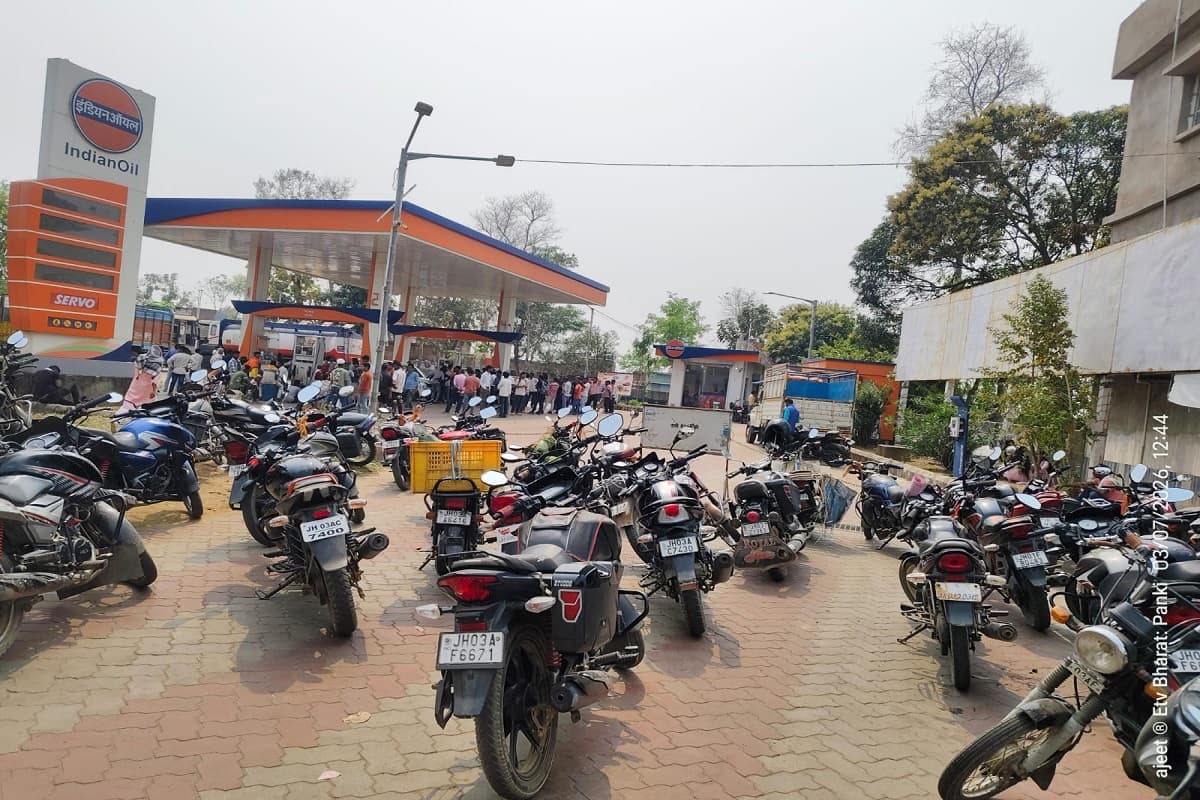 पलामू में डीजल-पेट्रोल के लिए मचा हड़कंप, तेल खत्म होने की अफवाह पर रात से ही लगी लंबी कतार