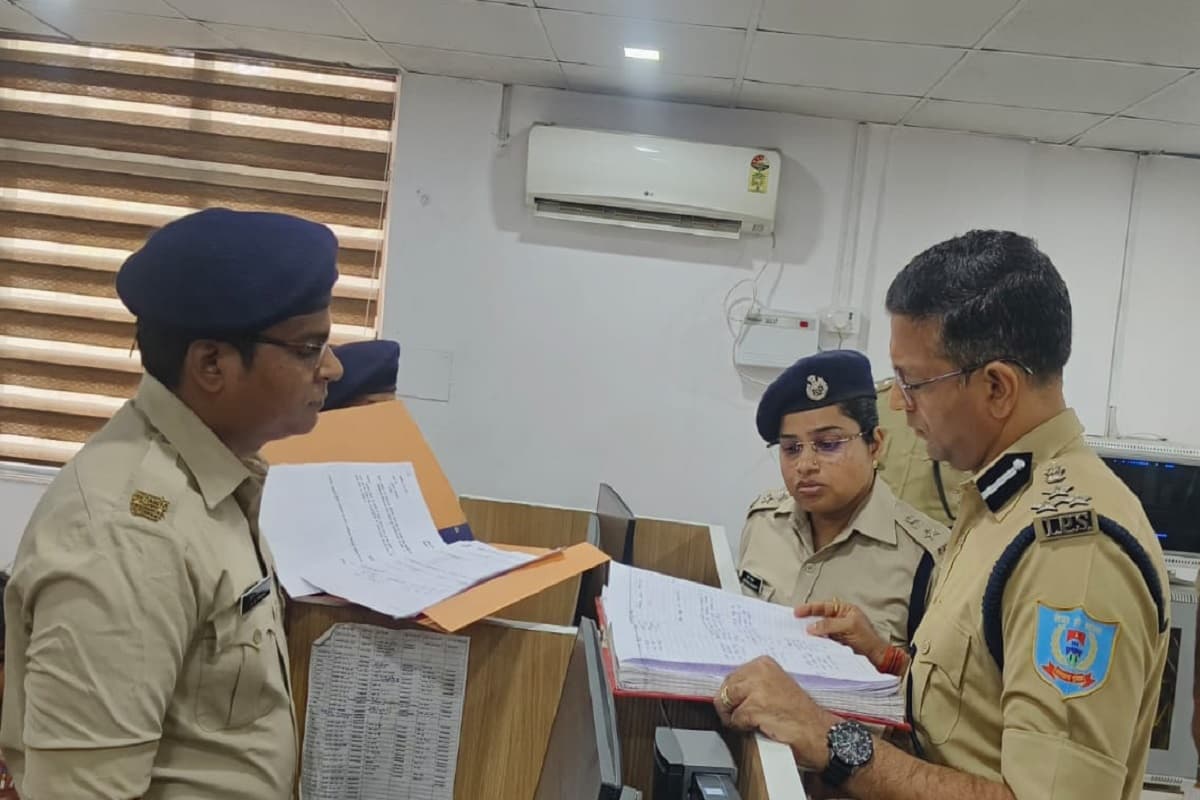पलामू में पुलिस-प्रशासन चुस्त, डीआईजी ने सिविल कोर्ट परिसर और कंट्रोल रूम का किया निरीक्षण