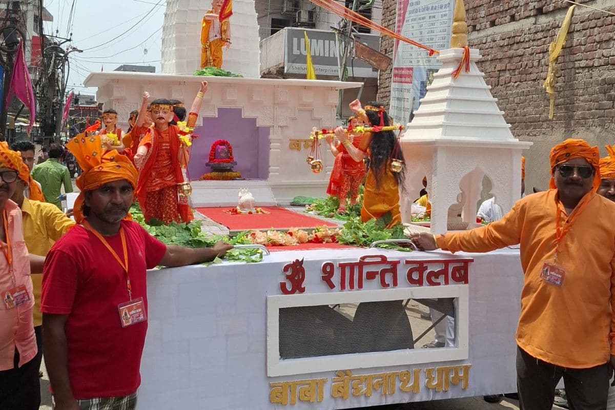 पलामू में रामभक्ति का सैलाब: मेदिनीनगर की सड़कों पर उतरे 42 पूजा संघ, कोयल नदी के तट पर हुआ महामिलन