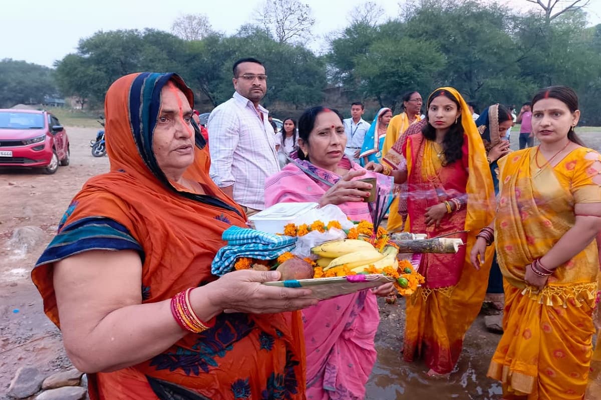 पतरातू में उदीयमान सूर्य को अर्घ्य, छठ घाटों पर उमड़ी श्रद्धालुओं की भीड़
