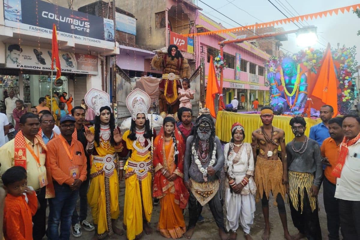 Ramgarh: महाअष्टमी जुलूस में जय श्री राम के नारों से गूंजा पतरातू, निकाला गया विशाल जुलूस