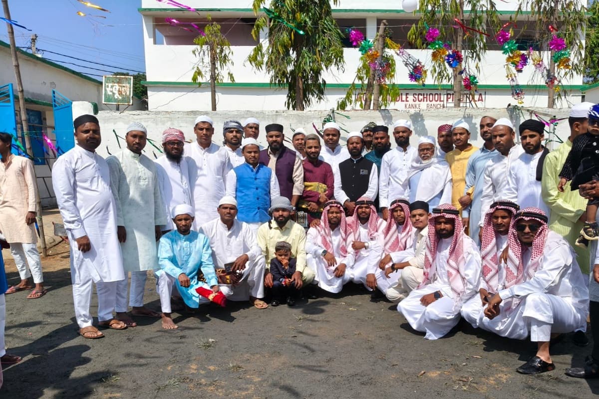 पिठोरिया में धूमधाम से मनाई गई ईद, मस्जिदों में नमाज की अता