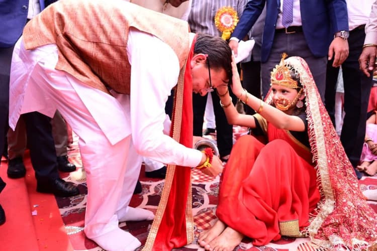 मुख्यमंत्री ने सामूहिक पूजन कार्यक्रम में कहा-भारतीय संस्कृति में कन्या देवी स्वरूपा