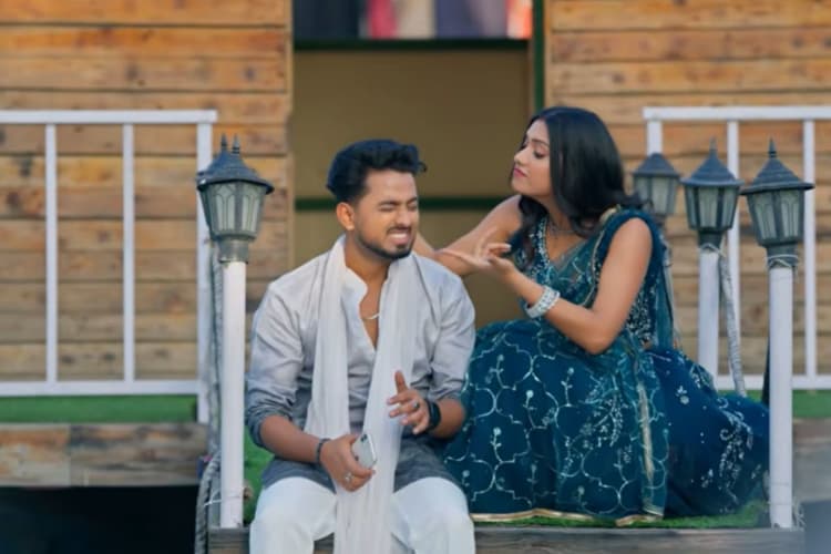 'राजा मनबS की ना' गाने में दिखी पत्नी की मजेदार नाराजगी, ब्लू लहंगे में काजल ने जीता दिल