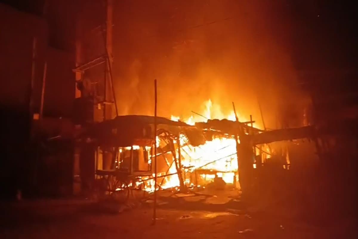 रामगढ़ के लोहार टोला में भीषण आग, तीन दुकानें जलकर राख