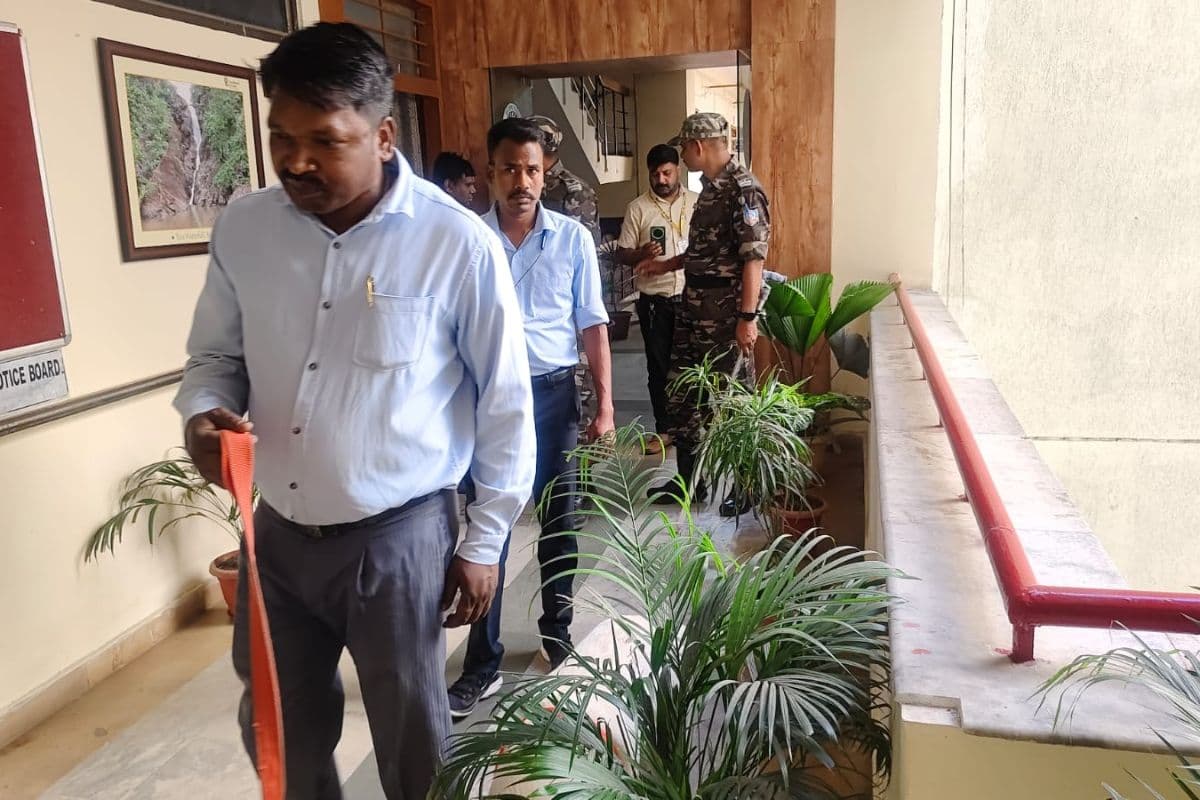 झारखंड में बम का खौफ: धनबाद कोर्ट के बाद रांची डीसी ऑफिस को बम से उड़ाने की धमकी, मची अफरा-तफरी