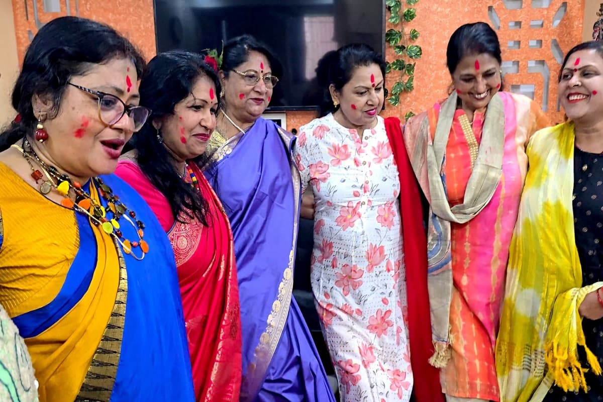 रांची की संस्कार भारती में होली की धूम, सरस्वती वंदना से रंगारंग कार्यक्रम की शुरुआत