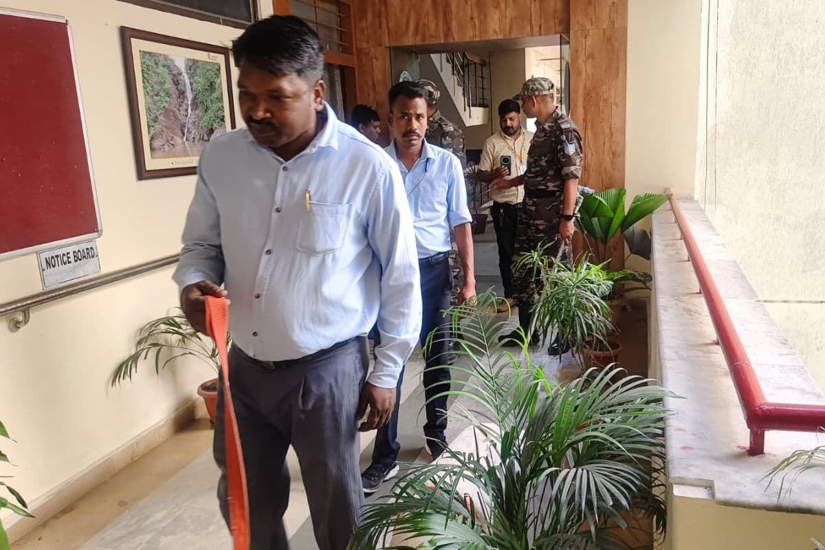 Ranchi: ई-मेल भेज फिर से दी गयी डीसी ऑफिस को बम से उड़ाने की धमकी, पहुंची पुलिस