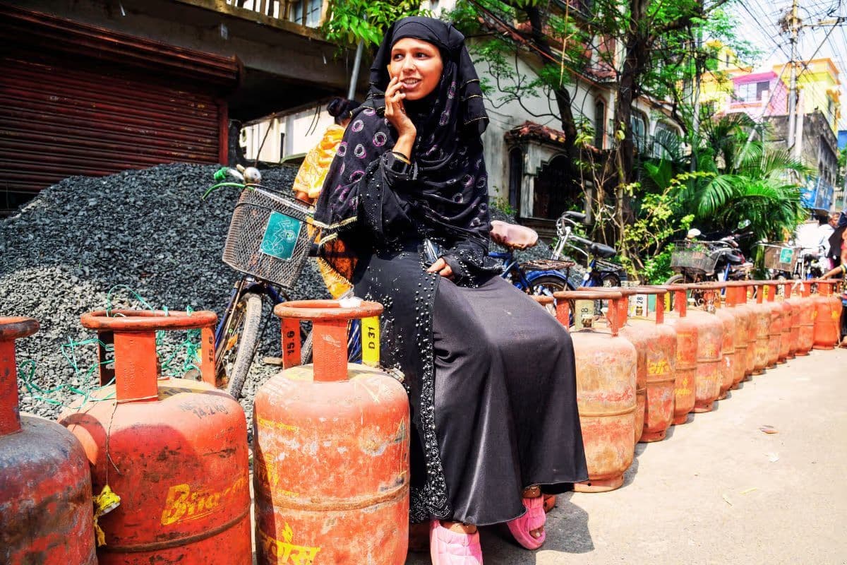 रमजान के महीने में रानीगंज में गैस की किल्लत पर बवाल, आक्रोशित उपभोक्ताओं ने किया थाना का घेराव