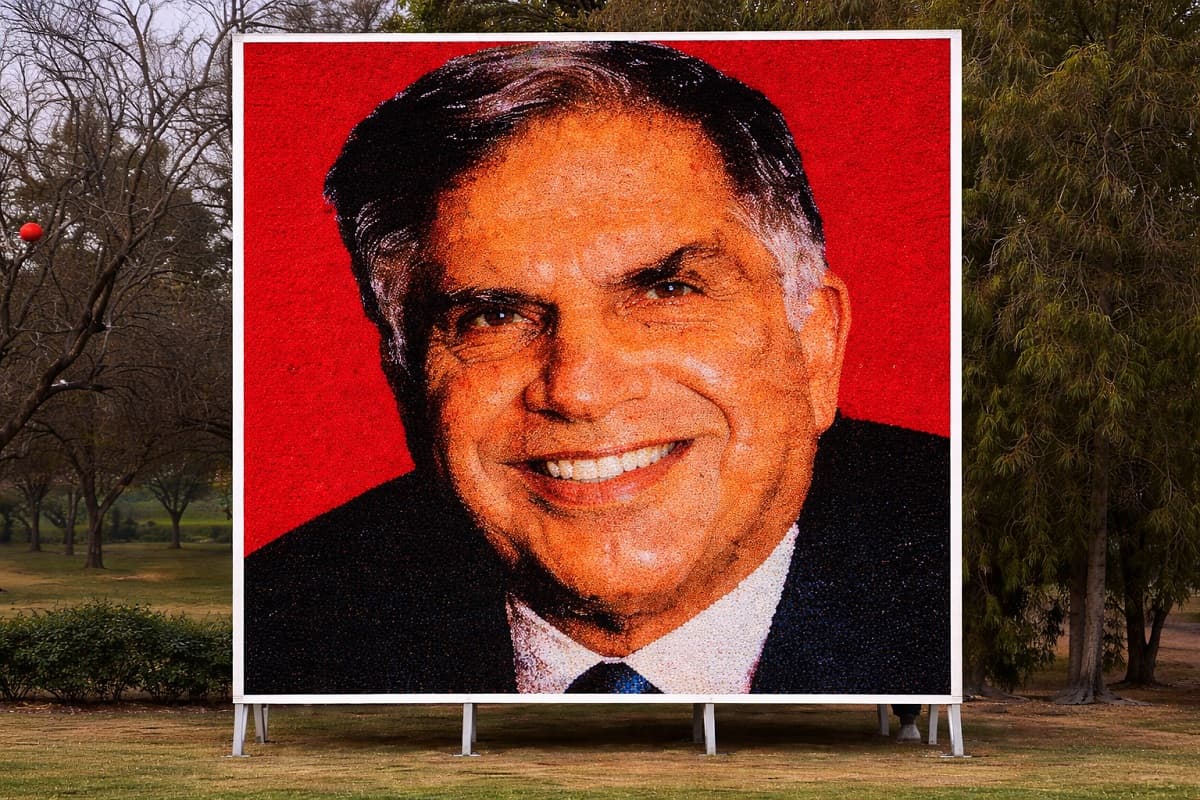 जमशेदपुर में संस्थापक दिवस पर फूलों में मुस्कुराएंगे रतन टाटा, चित्रकार ने बनाई 22 फुट की तस्वीर