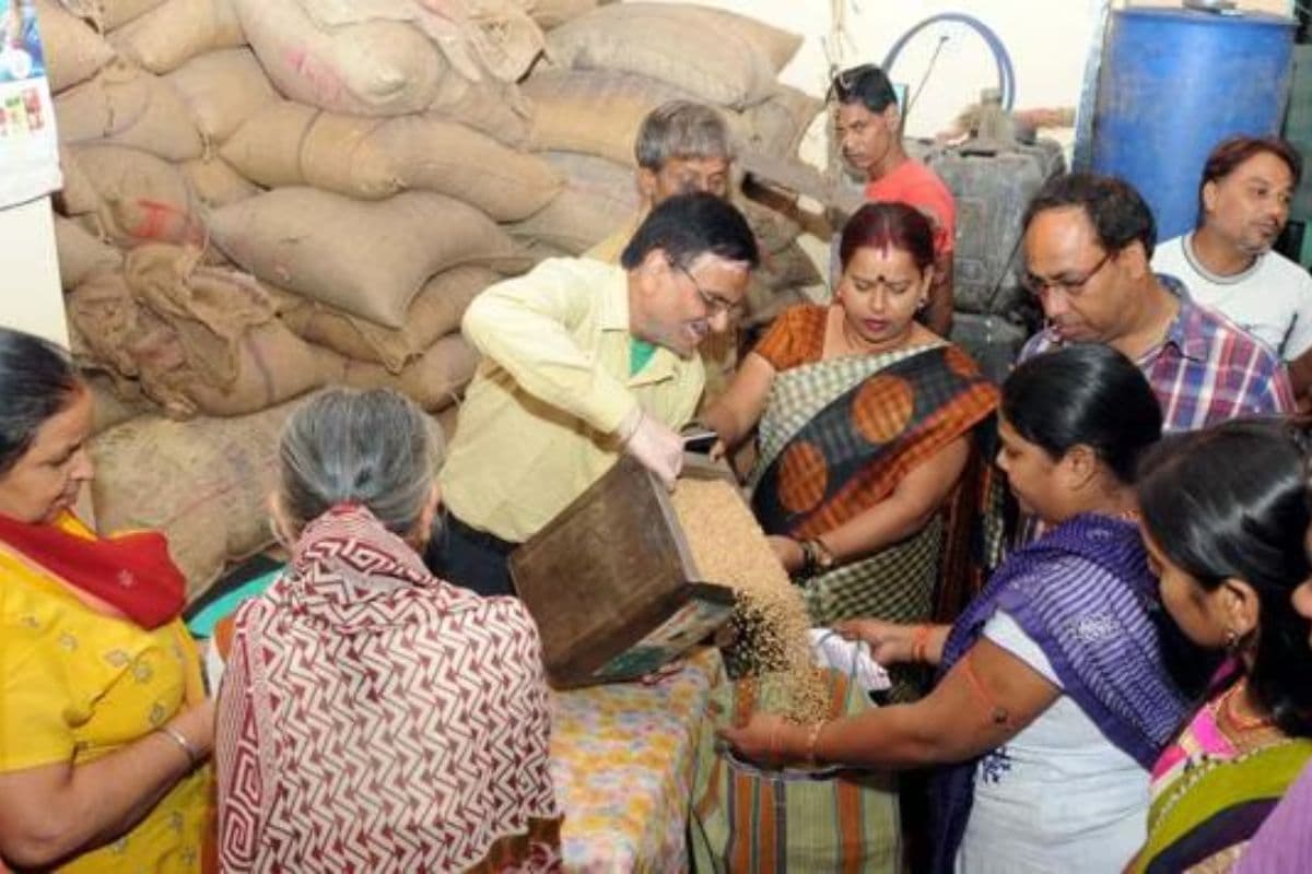 राशनकार्ड वालों की बल्ले-बल्ले, अप्रैल में मिलने जा रहा है 3 महीने का अनाज एक साथ, जानें किसे मिलेगा फायदा