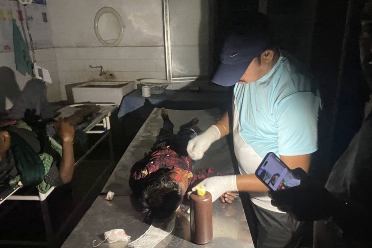 Giridih: सदर अस्पताल की बिजली गुल, मोबाइल की फ्लैश लाइट में हुआ घायलों का इलाज