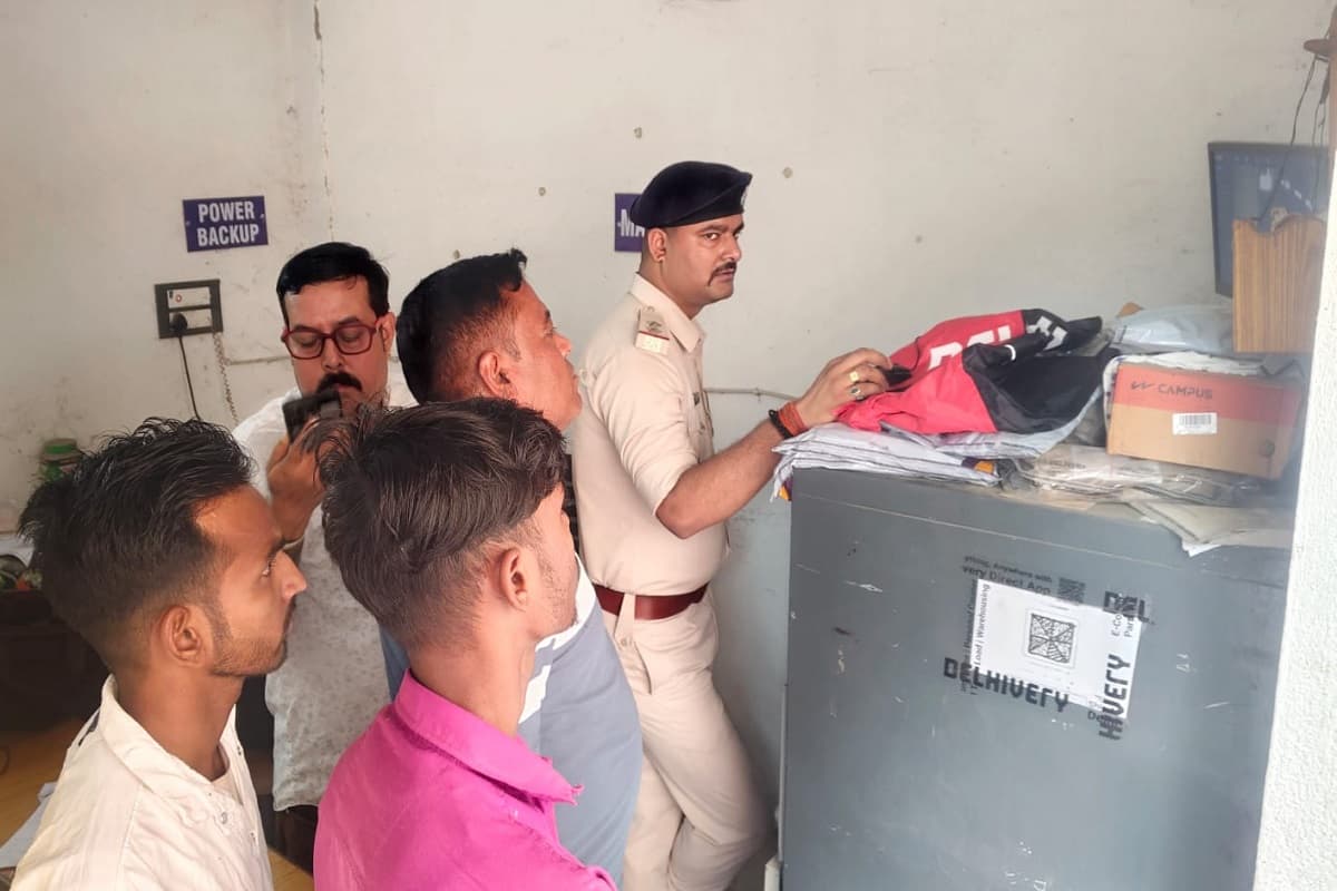 साहिबगंज के तीन पहाड़ के बाइक शोरूम और कोरियर सेंटर में चोरी, जांच में जुटी पुलिस