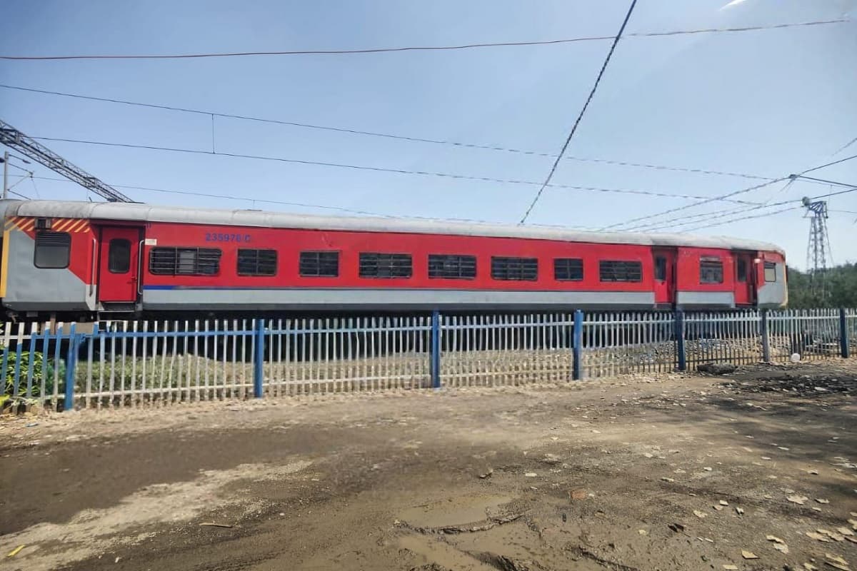 साहिबगंज के महाराजपुर में खड़ी ट्रेन की बोगी में नाबालिग से यौनाचार, आरोपी फरार