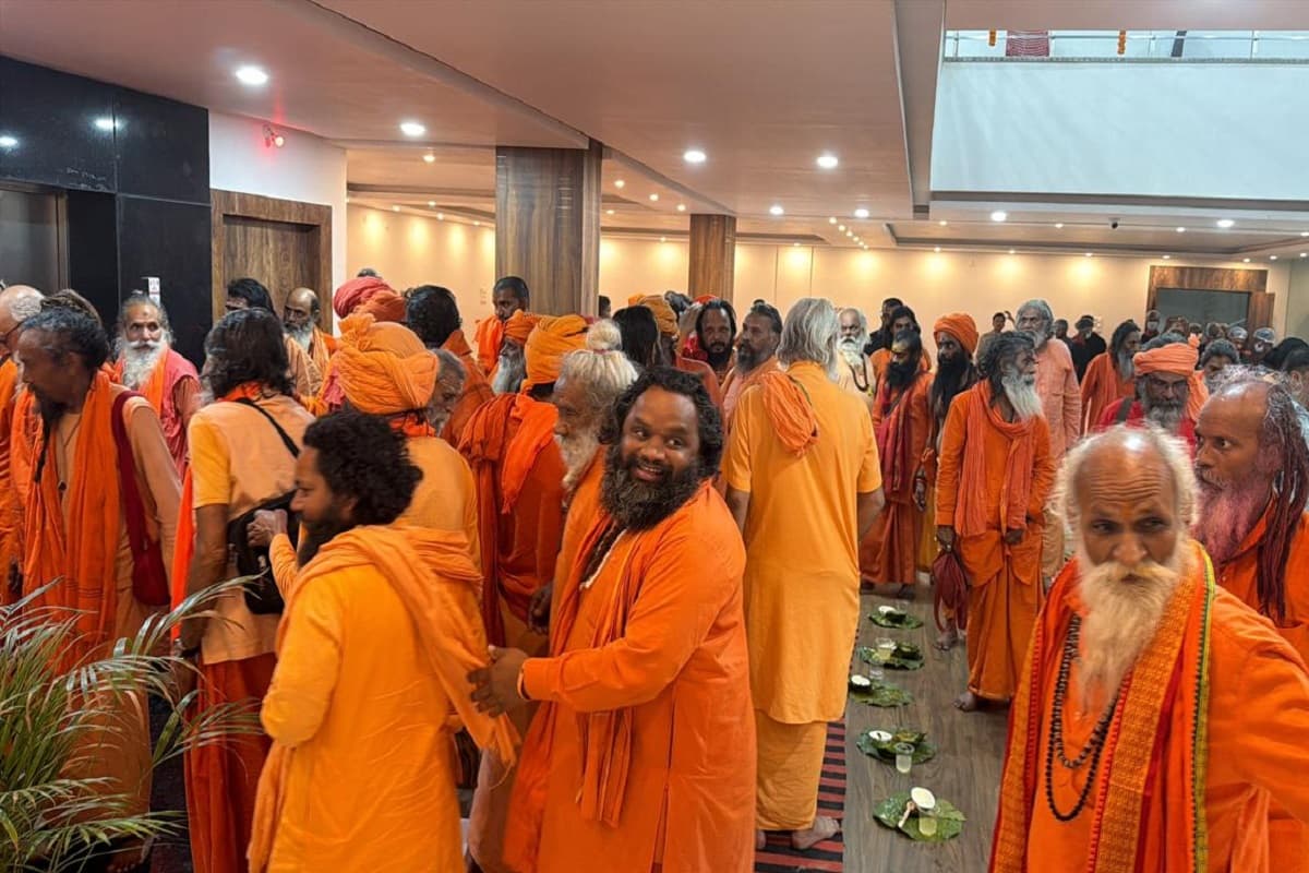 जगन्नाथ धाम पुरी के लिए निकला संतों का जत्था, खरसावां के हरिभंजा जगन्नाथ मंदिर में दर्शन