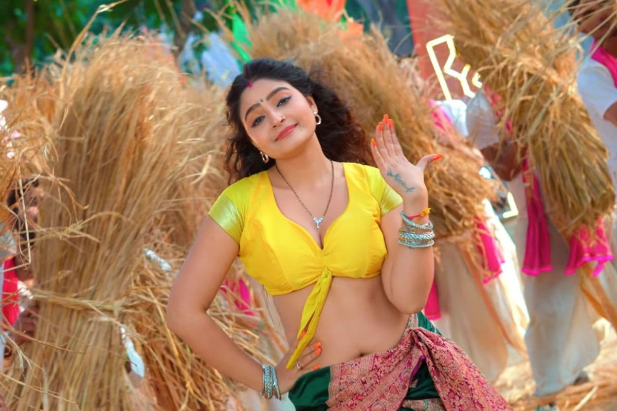 समर सिंह ट्रैक ‘खटियवा ए राजा जी’ रिलीज, व्हाइट ड्रेस में छा गईं शिवानी