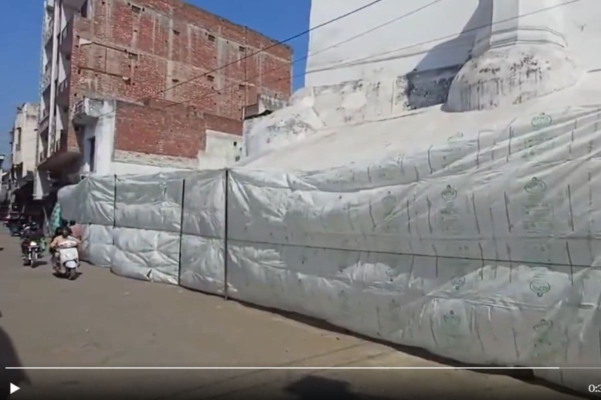 यूपी के संभल में होली से पहले मस्जिदों को तिरपाल से ढकी गई, सुरक्षा बढ़ाई गई